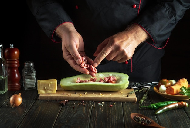 Kucharz przygotowujący składniki