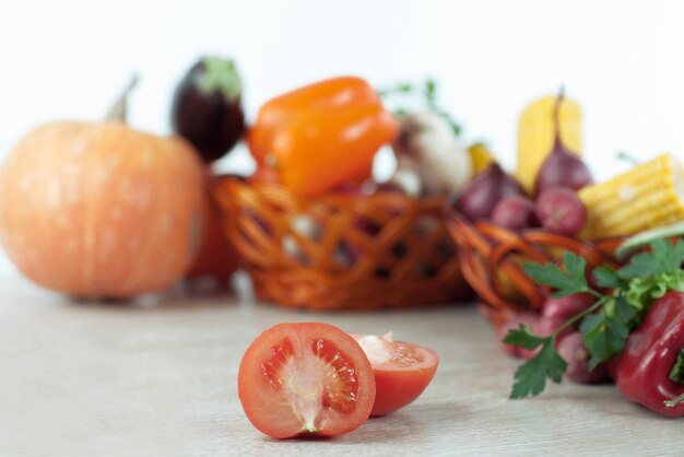 Stół z produktami sezonowymi