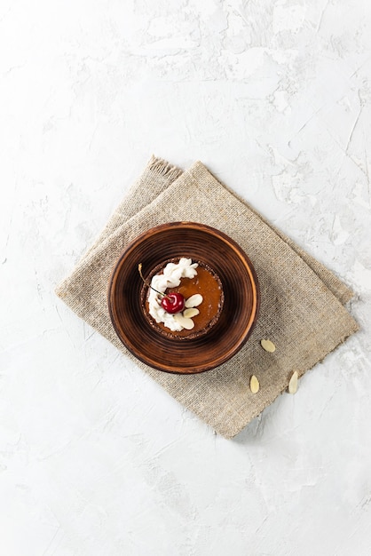 Deser w rustykalnej misce