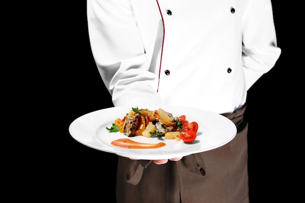 Kelner serwujący talerz